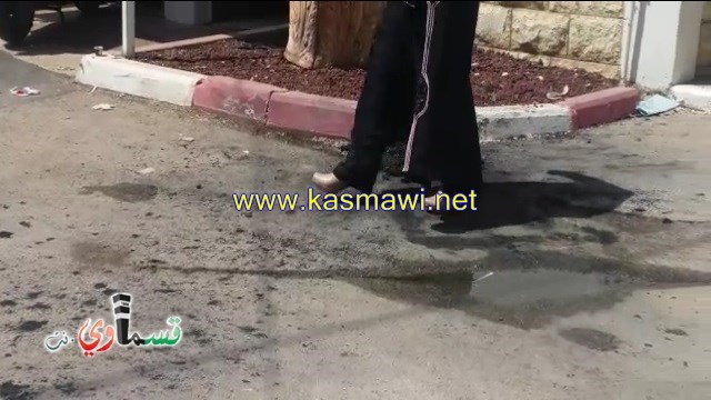 كفر ياسيف - فيديو:  مواطن يدخل ويحرق كرسي رئيس المجلس